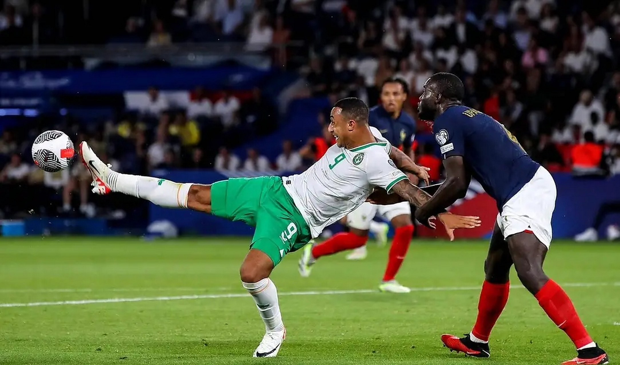 法国足球比赛中球队奋力拼搏，全力以赴