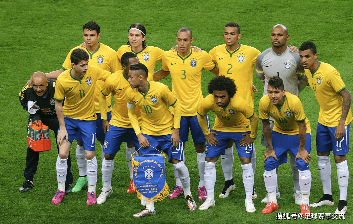 法国足球比赛中球队奋力拼搏，全力以赴