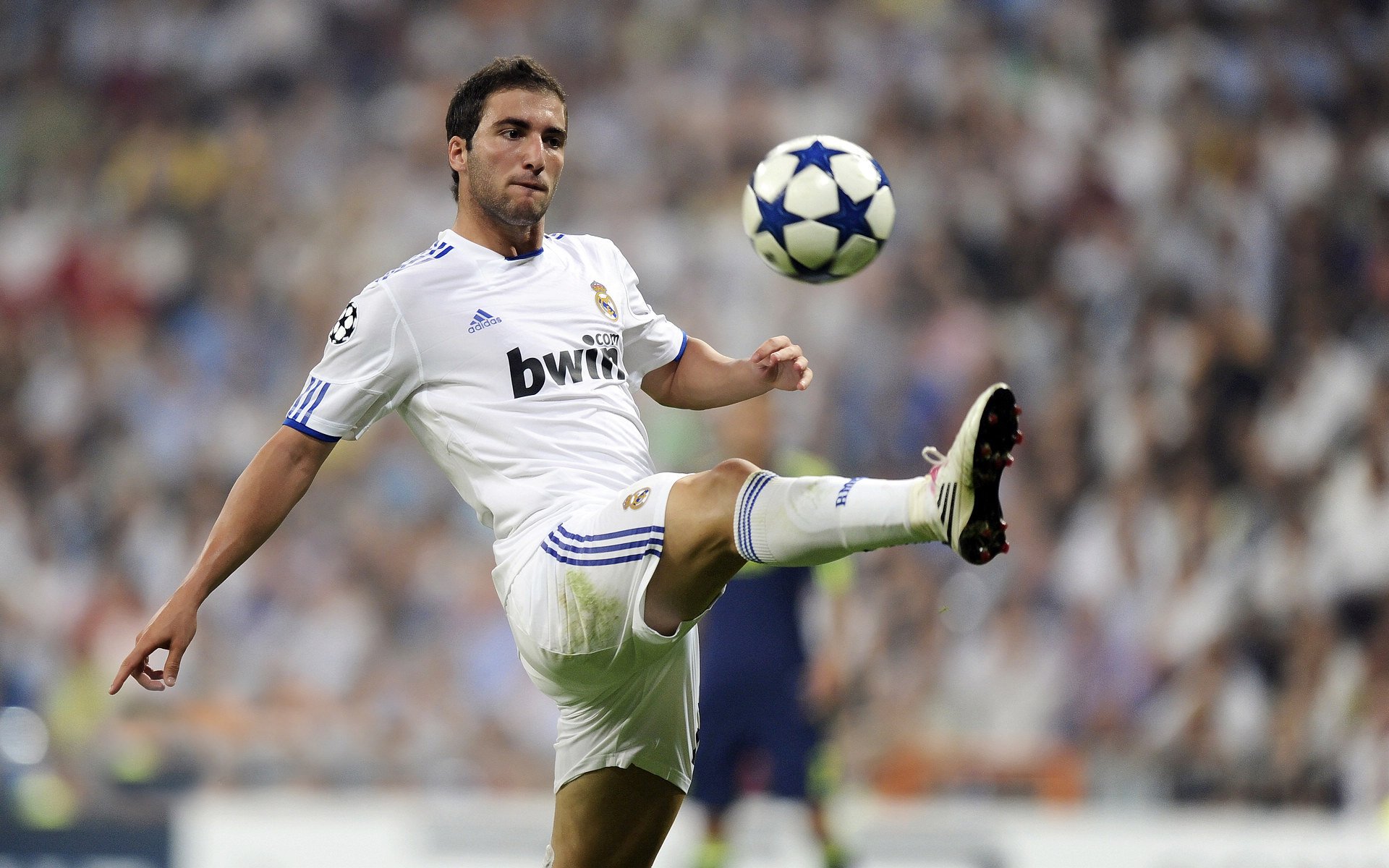 西甲德比硝烟未散，南美非洲血拼再起，足球版图的激情碰撞